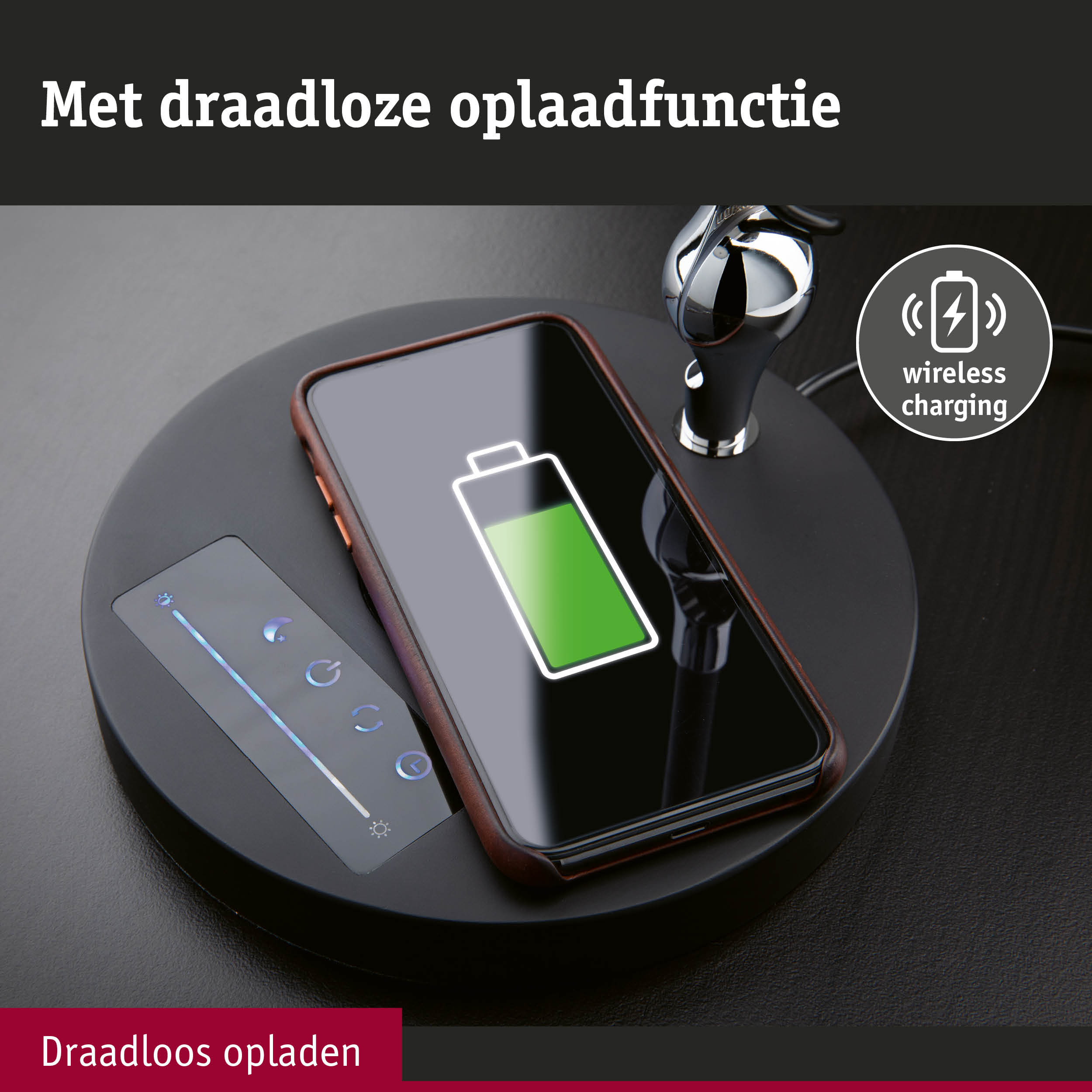Zwarte draadloze oplader met smartphone en touchpaneel voor draadloos opladen