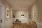 Beleuchteter Flur mit weißen Wänden, Holzbank, Teppich und moderner LED-Schienenbeleuchtung in warmem Beige.