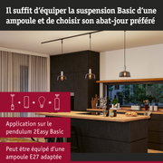 Suspensions modernes en verre fumé avec câble noir au-dessus d'un îlot de cuisine en bois dans une cuisine contemporaine