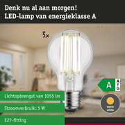 LED-lamp met warm wit licht en ultra-efficiënt symbool tegen een groene bosachtergrond