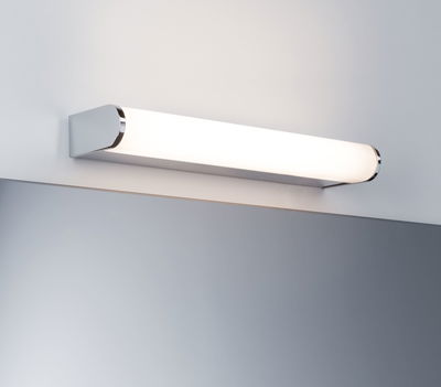 Applique murale LED blanche moderne avec accents chromés au-dessus du miroir pour salle de bain