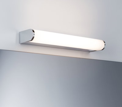 Moderne LED-Wandleuchte in Weiß mit Chromakzenten über Spiegel für Badbeleuchtung