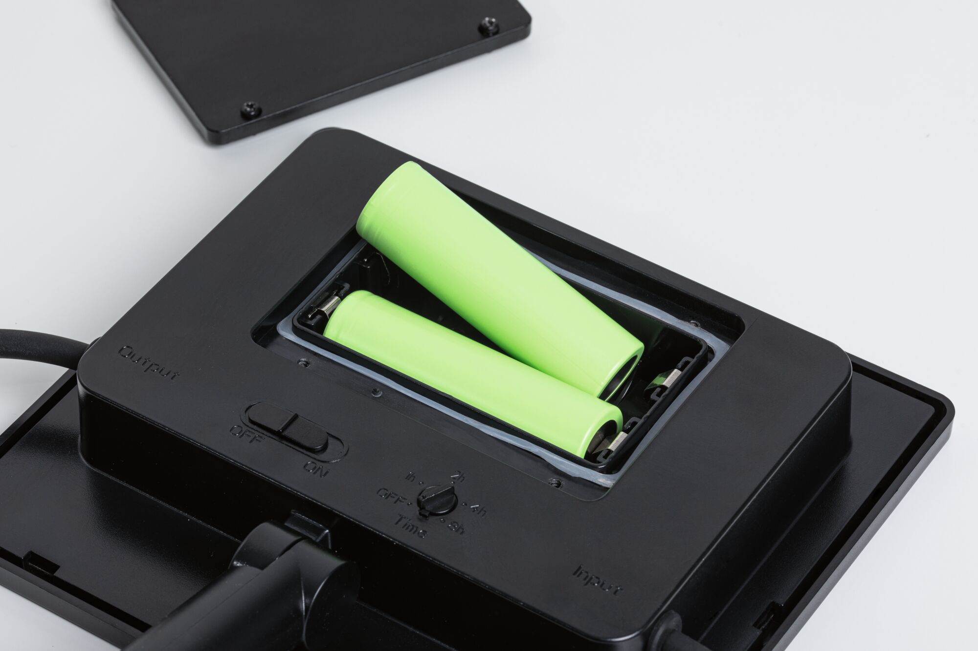 Chargeur noir avec deux piles rechargeables AA vertes et interrupteur marche/arrêt intégré