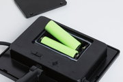 Chargeur noir avec deux piles rechargeables AA vertes et interrupteur marche/arrêt intégré