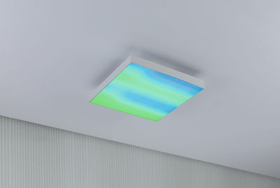 Plafonnier LED carré avec cadre blanc et dégradé bleu-vert pour un éclairage d'ambiance moderne