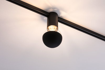 Schwarze LED-Deckenleuchte mit kugelförmigem Diffusor aus Glas für moderne Innenbeleuchtung