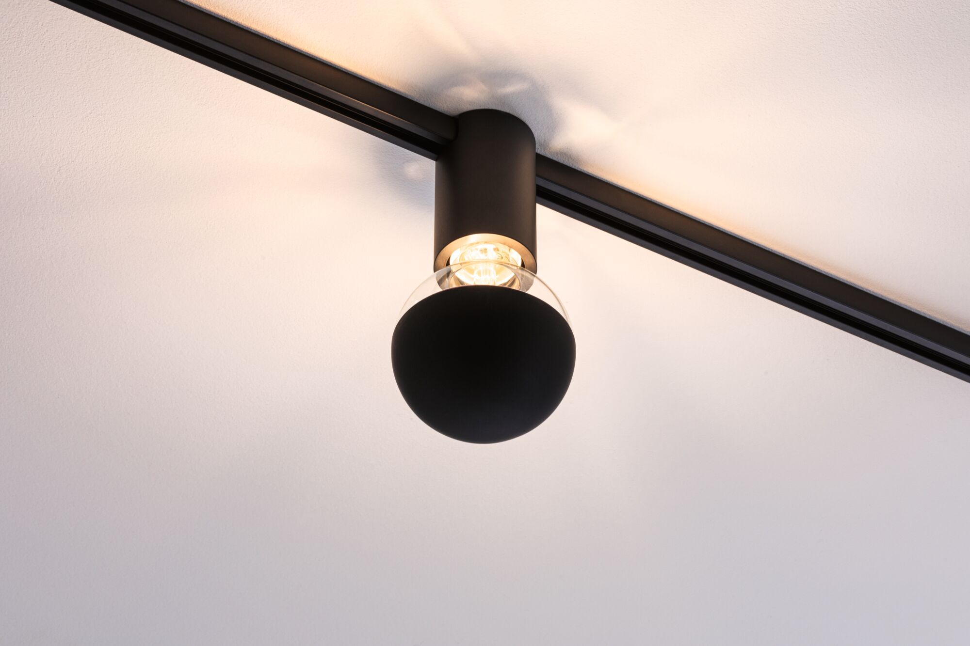 Schwarze LED-Deckenleuchte mit kugelförmigem Diffusor aus Glas für moderne Innenbeleuchtung