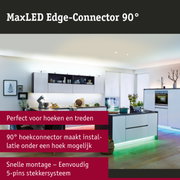 Moderne witte keuken met LED-verlichting onder het aanrecht en plafondspots