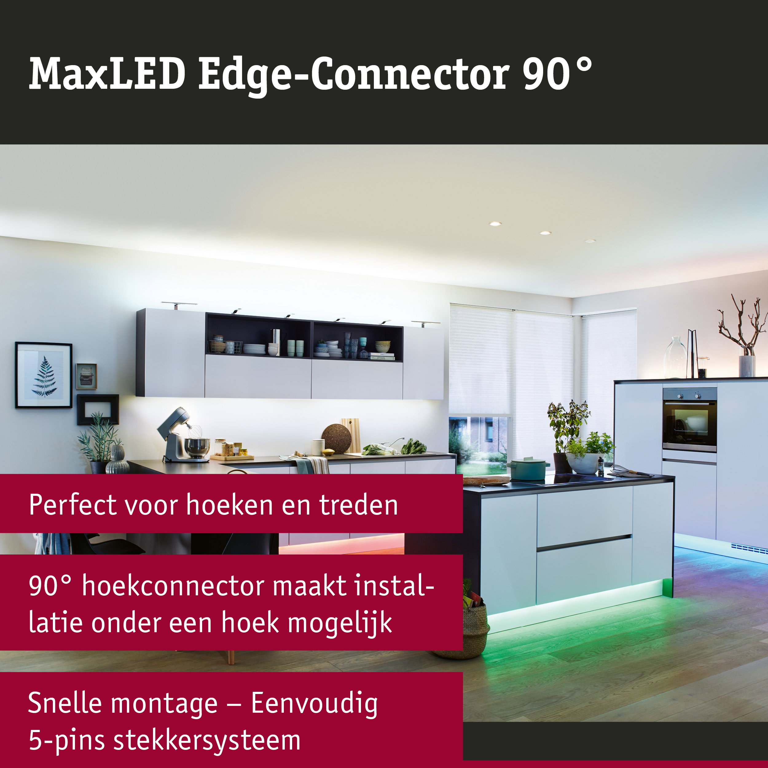 Moderne witte keuken met LED-verlichting onder het aanrecht en plafondspots
