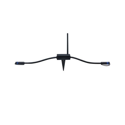 Câble de connexion noir avec piquet et antenne pour systèmes d'éclairage extérieur LED.