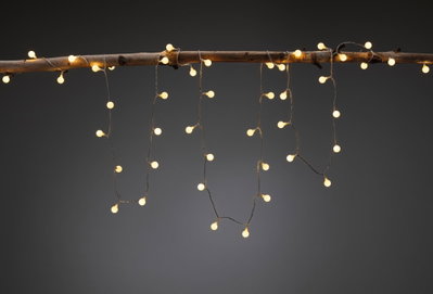 Warmweiße LED-Lichterkette mit kleinen Kugeln an braunem Ast für stimmungsvolle Dekoration.
