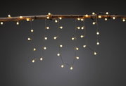 Warmweiße LED-Lichterkette mit kleinen Kugeln an braunem Ast für stimmungsvolle Dekoration.