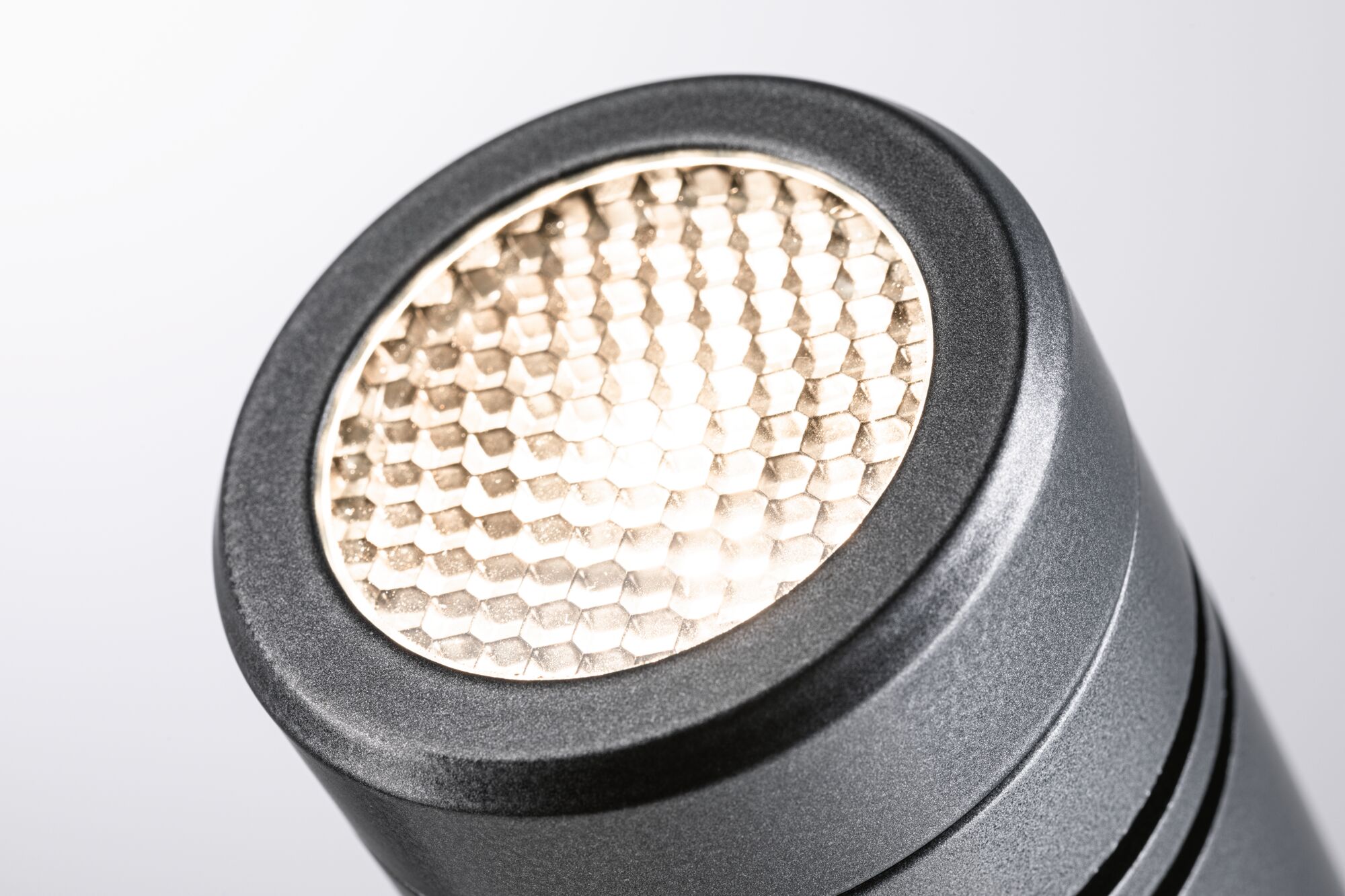 Close-up van zwarte LED-spot met zeshoekig honingraatglas voor gerichte verlichting