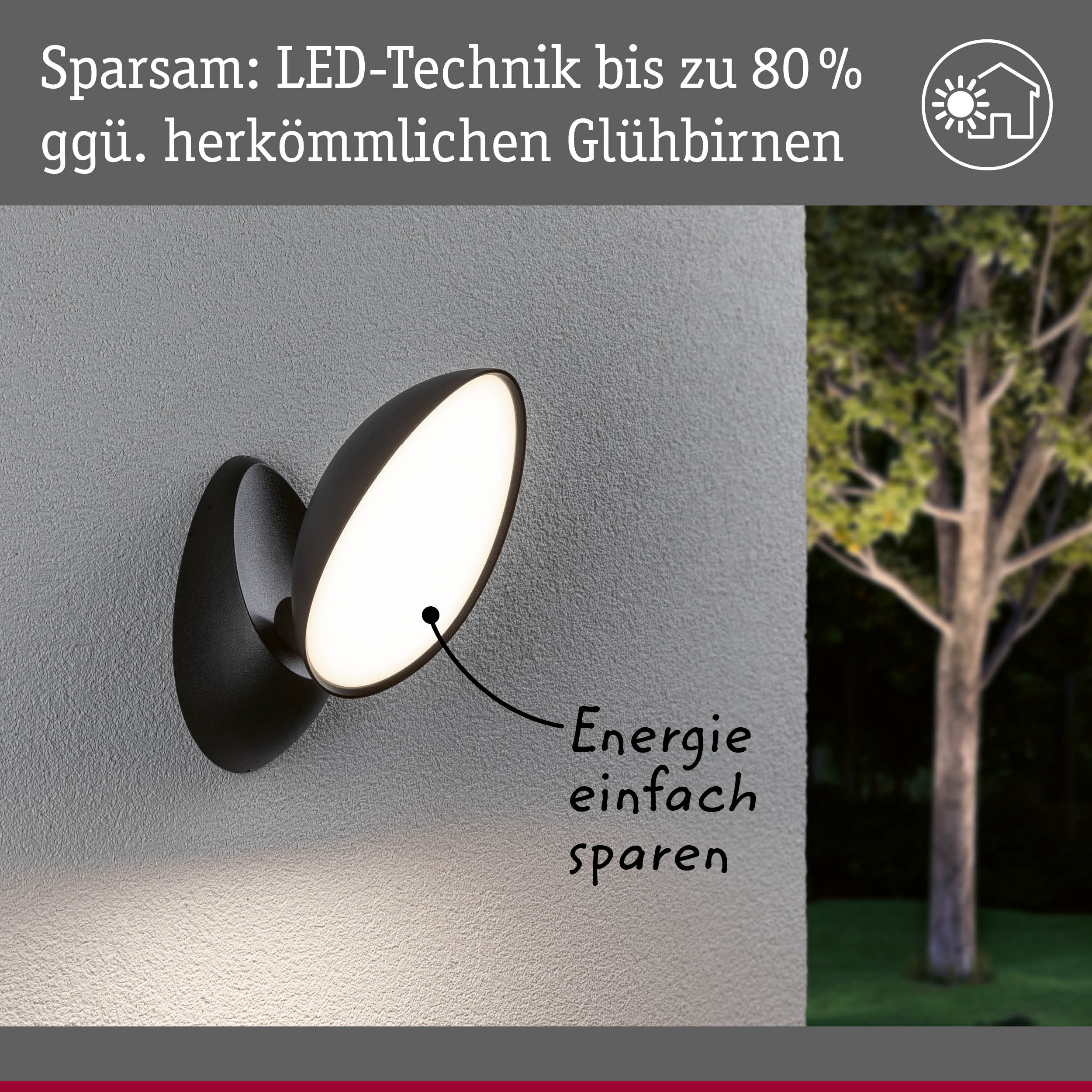 Schwarze LED-Wandleuchte mit energiesparender Technik an grauer Außenwand bei Nacht