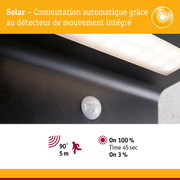 Gros plan d’un appareil noir avec détecteur de mouvement intégré et commutation solaire automatique