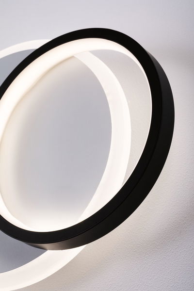 Moderne LED-Wandleuchte mit zwei ineinander verschlungenen Ringen in Schwarz und warmweißem Licht