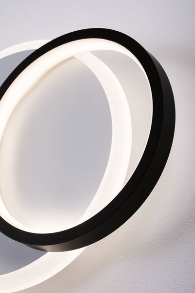 Moderne LED-Wandleuchte mit zwei ineinander verschlungenen Ringen in Schwarz und warmweißem Licht