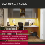 Bureau à domicile moderne avec armoires murales grises et éclairage d'accent jaune dans un espace de travail.