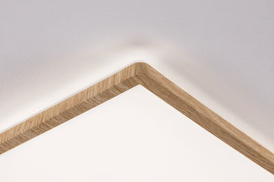 Eckige Deckenleuchte mit Holzrahmen in Eiche hell und indirektem warmweißem LED-Licht