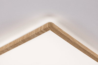 Vierkante plafondlamp met licht eikenhouten frame en indirect warm wit LED-licht