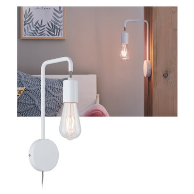 Weiße Wandlampe aus Metall mit sichtbarer Glühbirne für stimmungsvolle Beleuchtung im Schlafzimmer