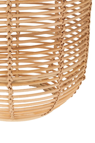 Nahaufnahme eines runden Lampenschirms aus geflochtenem Natur-Rattan in hellem Braun für Wohnraumbeleuchtung