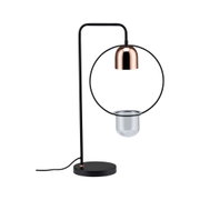 Nowoczesna lampa stołowa z czarnego metalu z miedzianym kloszem i szklanym elementem do salonu