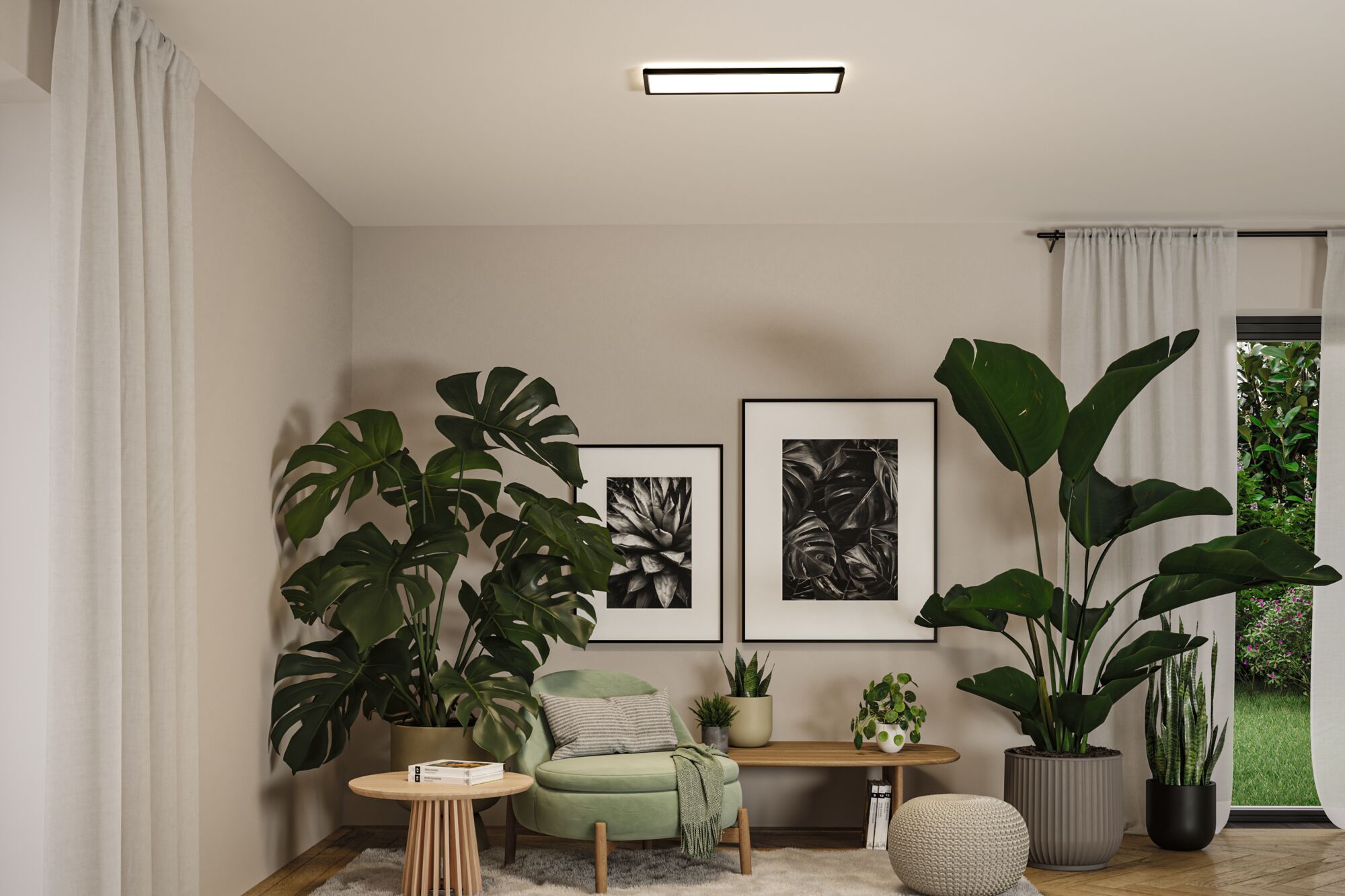 Modernes Wohnzimmer mit grüner Polsterung, Holzbeistelltisch, großen Zimmerpflanzen und minimalistischer Deckenleuchte