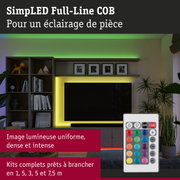 Bande LED avec télécommande dans un salon éclairé en jaune et vert pour ambiance lumineuse