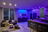 Woonkamer met moderne RGBW inbouwspots in het plafond, blauw en wit LED-licht voor sfeervolle verlichting