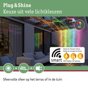 Kleurrijke RGB-lichtsnoer aan houten pergola op terras met slimme Zigbee 3.0 bediening