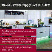 Cuisine blanche moderne avec éclairage LED et îlot central avec accent lumineux vert sur sol en bois