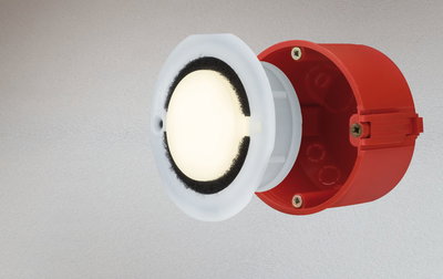 Rotes Kunststoff-Einbaudose mit weißem LED-Einbaustrahler und schwarzem Dichtungsring für Beleuchtung