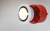 Rotes Kunststoff-Einbaudose mit weißem LED-Einbaustrahler und schwarzem Dichtungsring für Beleuchtung