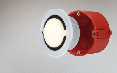 Rode kunststof inbouwdoos met witte LED-inbouwspot en zwarte afdichtring voor verlichting