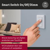 Witte slimme schakelaar voor aan/uit en dimmen op grijze muur met handbediening