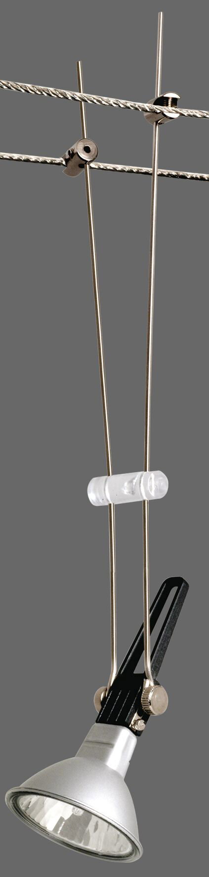 Zilveren hanglamp met metalen kabelophanging en verstelbare reflector voor moderne binnenverlichting