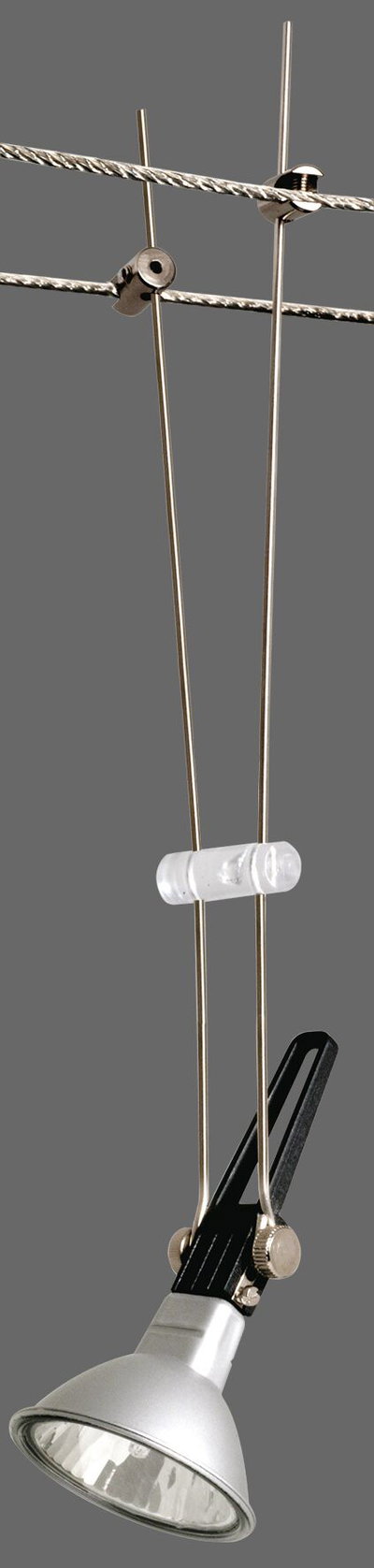 Zilveren hanglamp met metalen kabelophanging en verstelbare reflector voor moderne binnenverlichting
