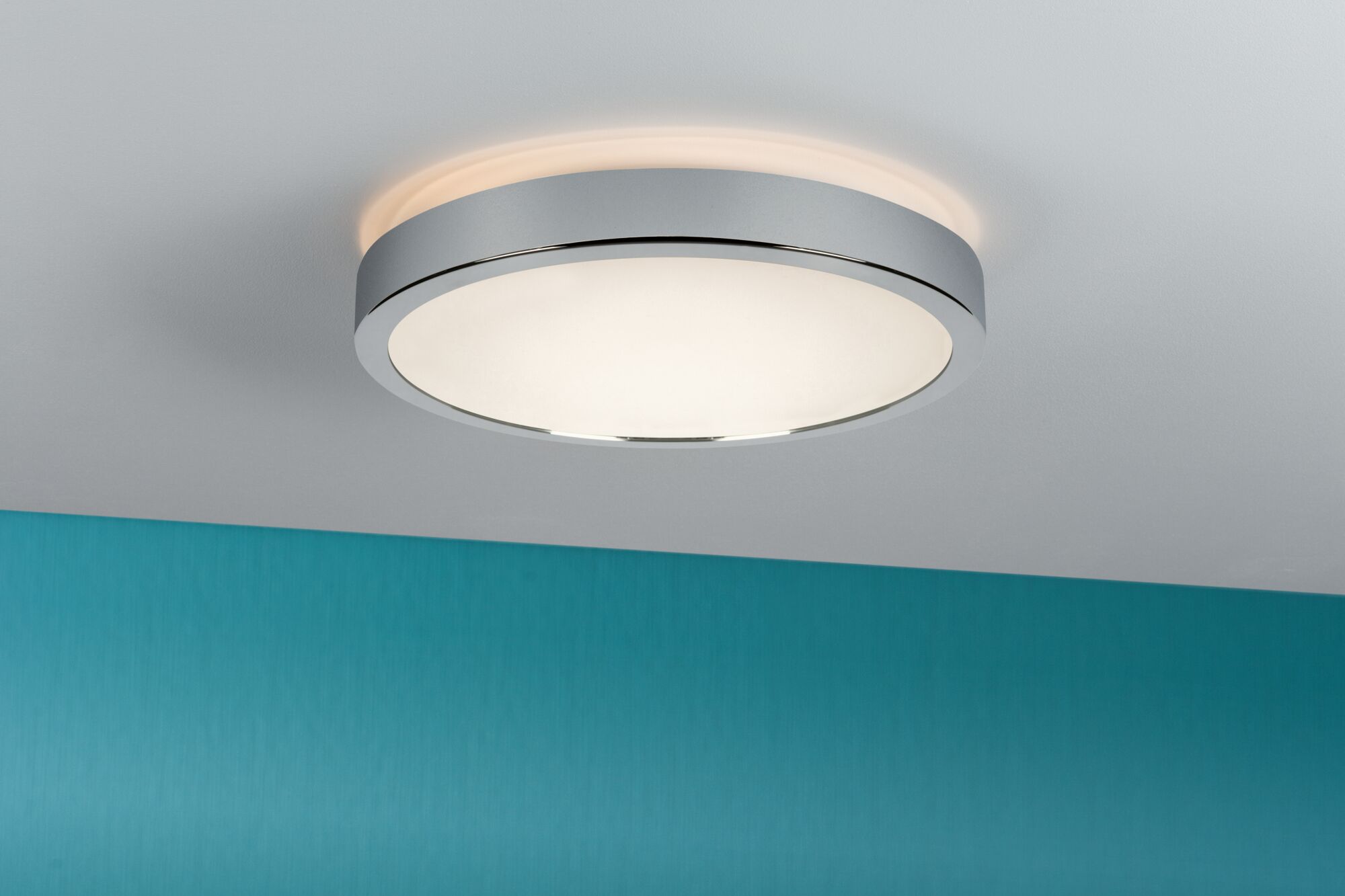 Plafonnier rond avec diffuseur blanc et cadre métallique argenté pour éclairage moderne