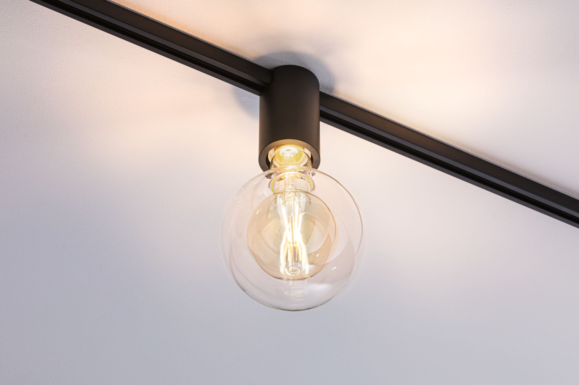 Schwarze Deckenleuchte mit klarem Glaskugel-Lampenschirm und warmweißem LED-Licht für Wohnräume