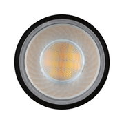 Nahaufnahme eines LED-Spotlichts mit schwarzem Rand und warmweißem Licht für moderne Beleuchtung