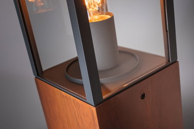 Lampadaire moderne avec base en bois et cadre métallique noir, lumière chaude pour salon