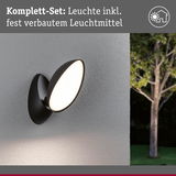 Schwarze Wandlampe mit integriertem Leuchtmittel an grauer Wand, moderne Außenbeleuchtung