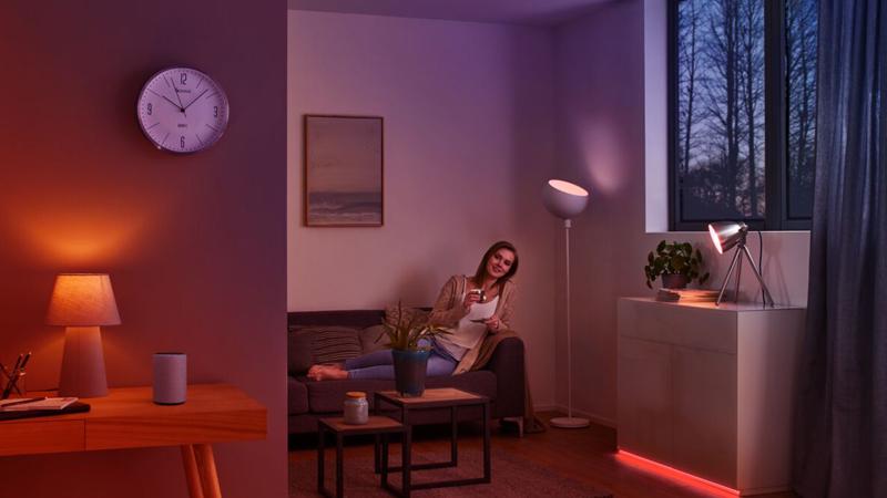 Frau im Wohnzimmer mit ZigBee Lampe Zigbee FAQ