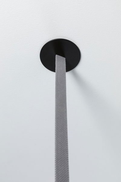 Sort loftbeslag med gråt tekstilkabel til moderne LED-pendel, minimalistisk design