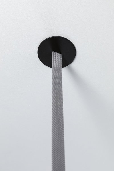 Schwarze Deckenhalterung mit grauem Textilkabel für moderne LED-Hängeleuchte, minimalistisches Design