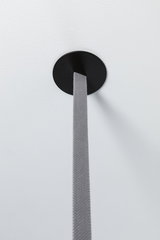 Zwarte plafondhouder met grijze textielkabel voor moderne LED-hanglamp, minimalistisch ontwerp