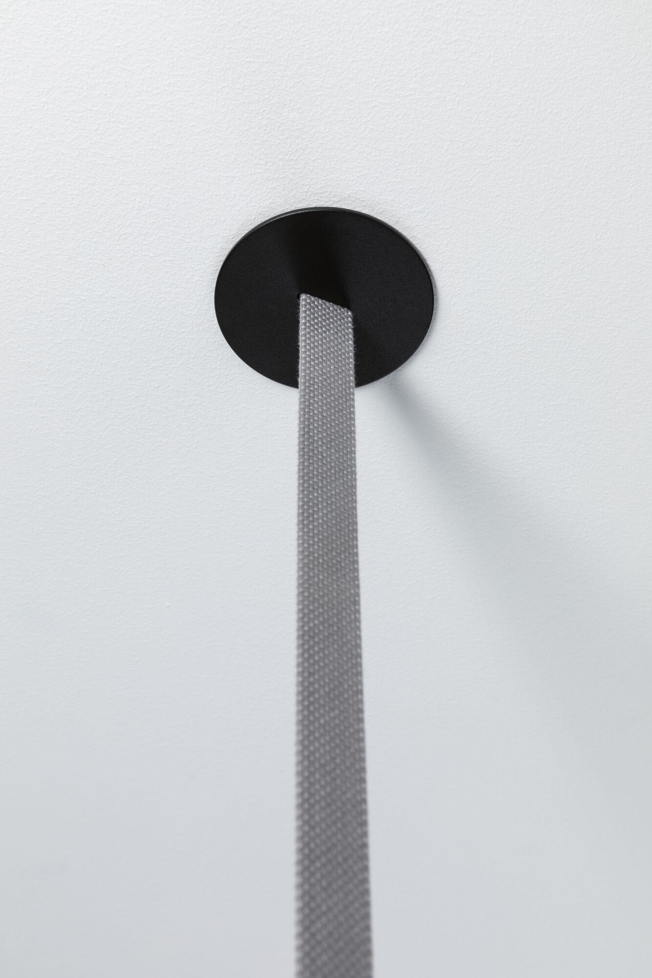 Schwarze Deckenhalterung mit grauem Textilkabel für moderne LED-Hängeleuchte, minimalistisches Design