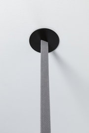 Fixation de plafond noire avec câble textile gris pour suspension LED moderne, design minimaliste