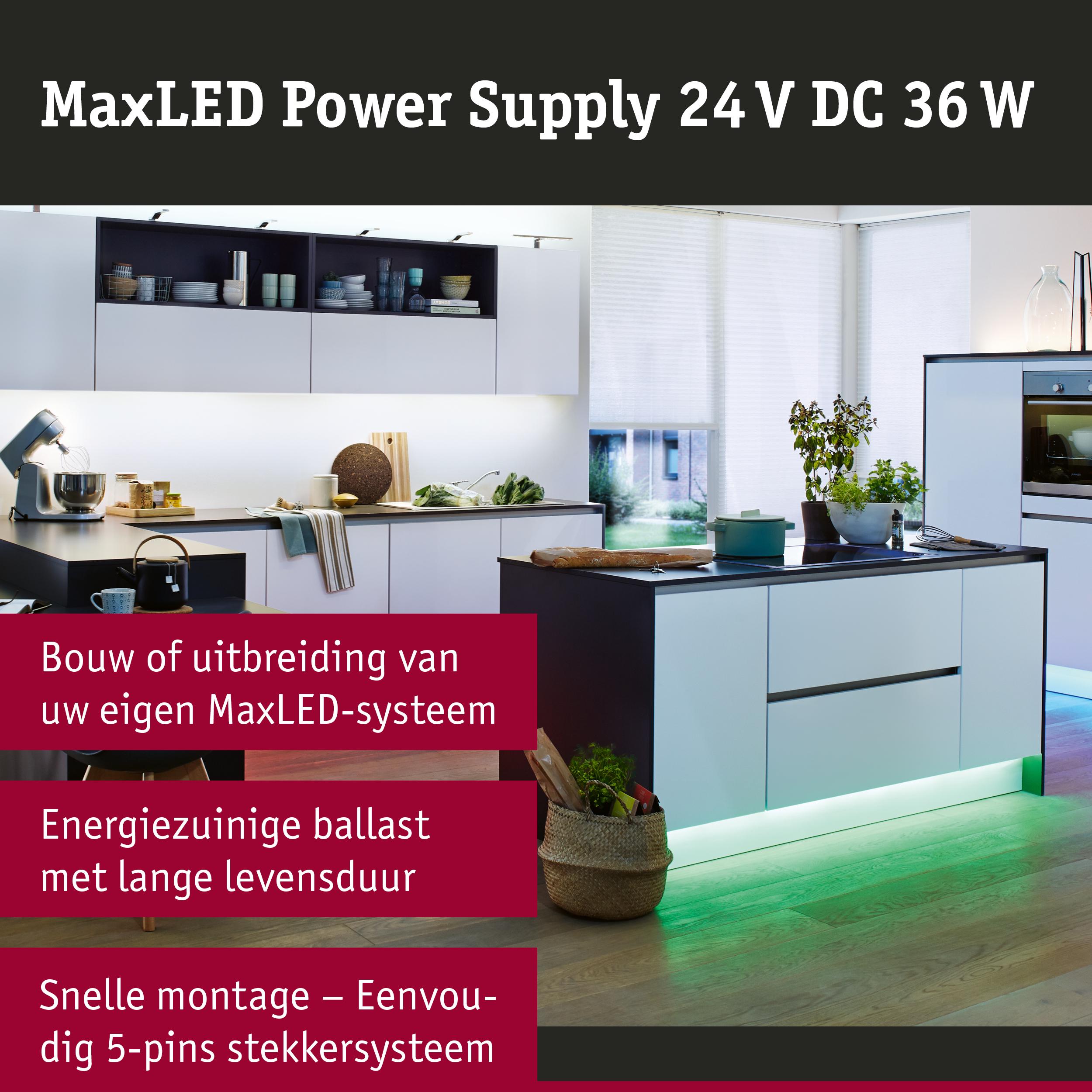 Moderne witte keuken met zwart aanrecht en groene LED-verlichting onder het eiland voor sfeerverlichting